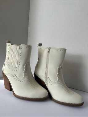 torrid Cream Western-Style Ankle Booties with Block Heel 10ww